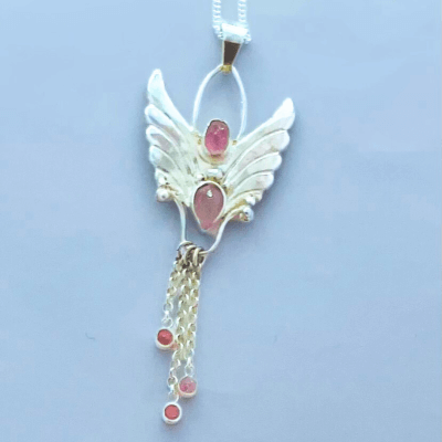 5 Beautiful roses quartz crystals in this angel necklace and chain