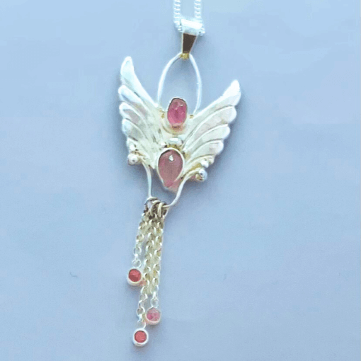 5 Beautiful roses quartz crystals in this angel necklace and chain